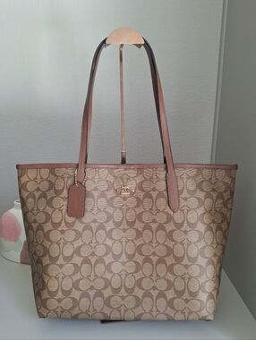Coach City Tote In Signature Canvas 5696 Khaki Saddle